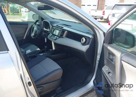 2015 Toyota Rav4 Xle z USA, uszkodzony, nr VIN 2T3WFREV9FW180830